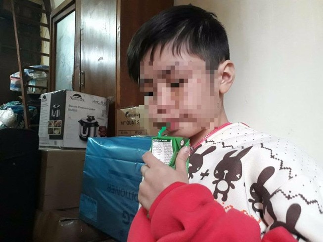 Bé trai 10 tuổi bị cha bạo hành: Mẹ ruột quá bất ngờ!