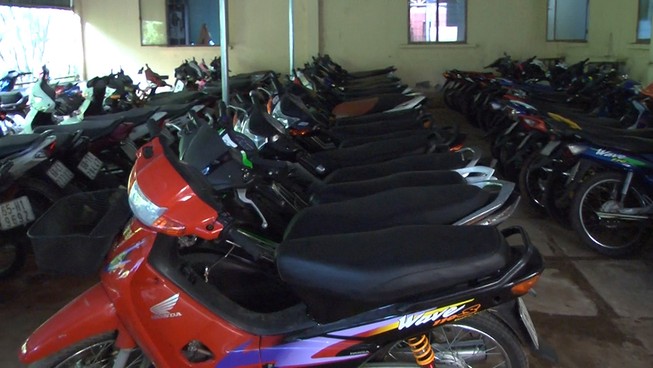 65 thanh niên hò hét cổ vũ đua xe