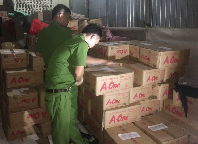 Hơn 10 tấn hạt nêm, bột ngọt không nguồn gốc trong kho