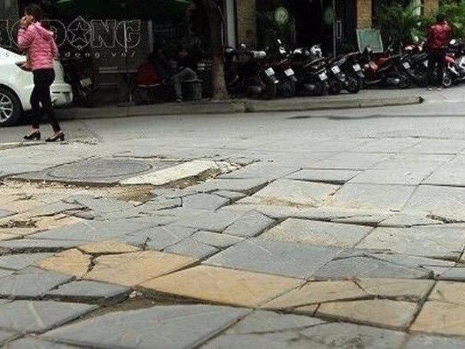 Chủ tịch Hà Nội yêu cầu dừng các dự án lát đá vỉa hè