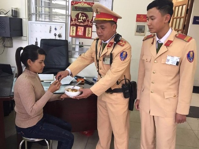 Người phụ nữ được CSGT mua vé xe từ Hà Nội về Sóc Trăng