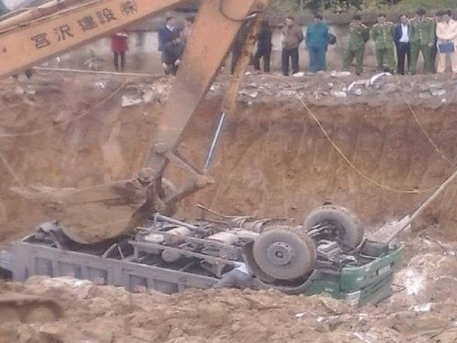Xe tải rơi xuống công trường, tài xế tử vong tại chỗ