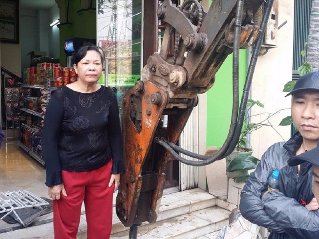 Dẹp vỉa hè bị 'nghẽn' vì người dân phản đối