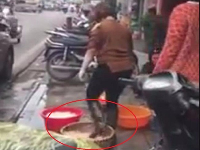 Phản cảm clip dùng chân để khoắng lòng heo ở Hà Nội