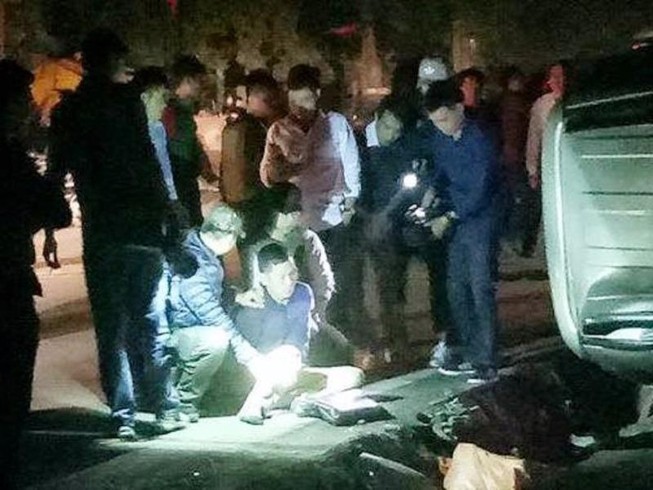 Cảnh sát nổ súng bắn thủng vỏ xe, bắt 100 bánh heroin