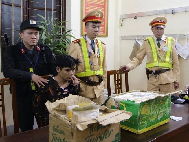 Nam thanh niên một mình vận chuyển 73 bánh heroin