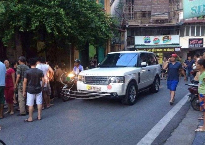 Bé trai 2 tuổi bị xe Rangerover tông chết