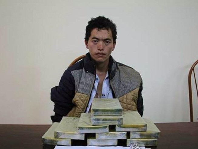 Mua bán 10 bánh heroin, đánh bị thương 2 công an