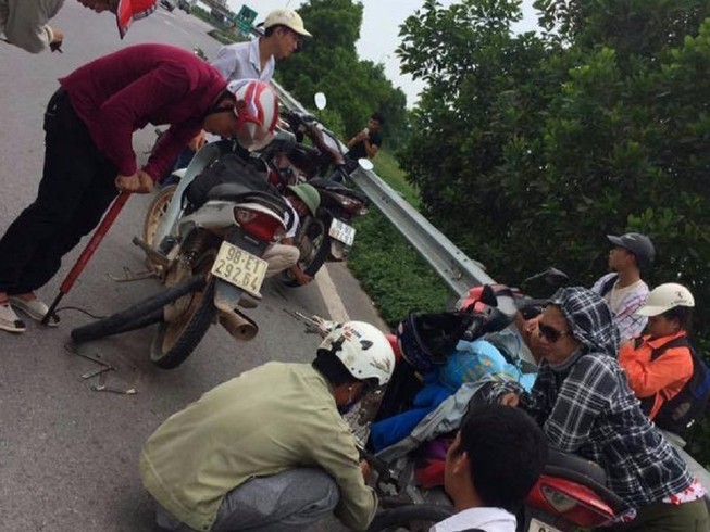 'Đinh tặc' hoành hành trên cao tốc, nhiều xe dính bẫy