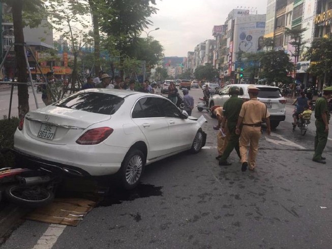 Tông hàng loạt xe, tài xế khóa cửa đợi công an
