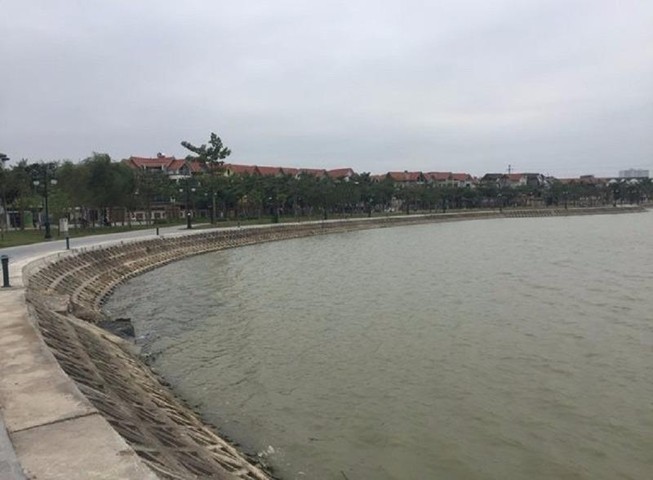 Thi thể phụ nữ khoảng 30 tuổi nổi trên hồ ở Hà Nội