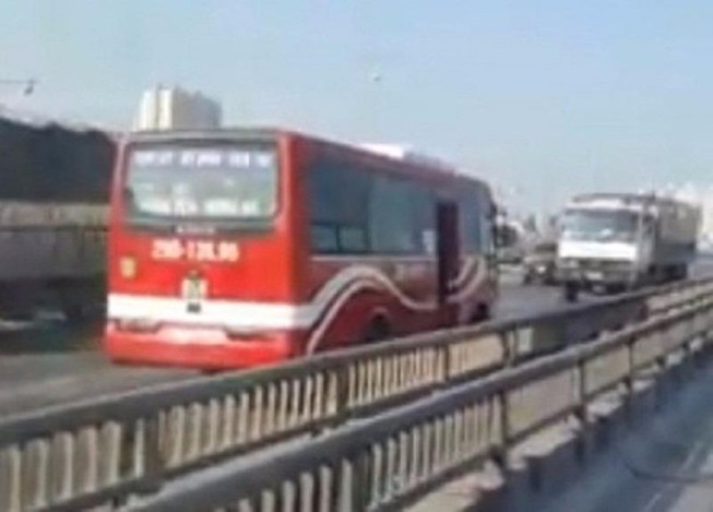 Tước GPLX tài xế xe khách đi ngược chiều đường trên cao