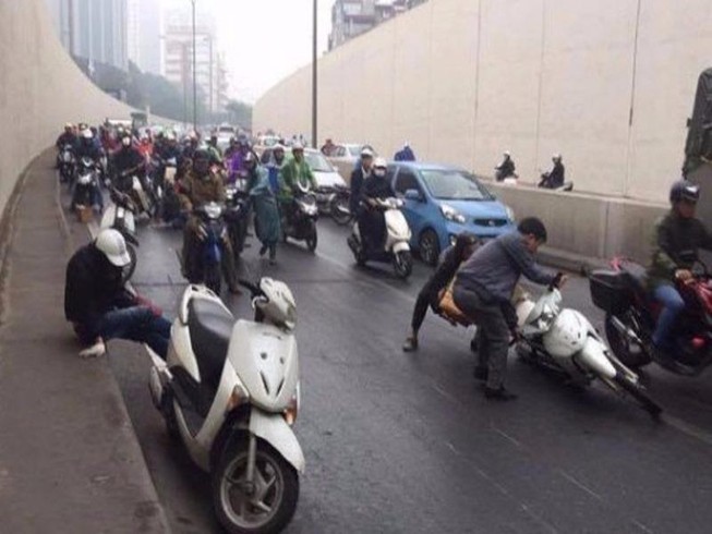 Hàng loạt xe máy trượt ngã la liệt dưới hầm Kim Liên