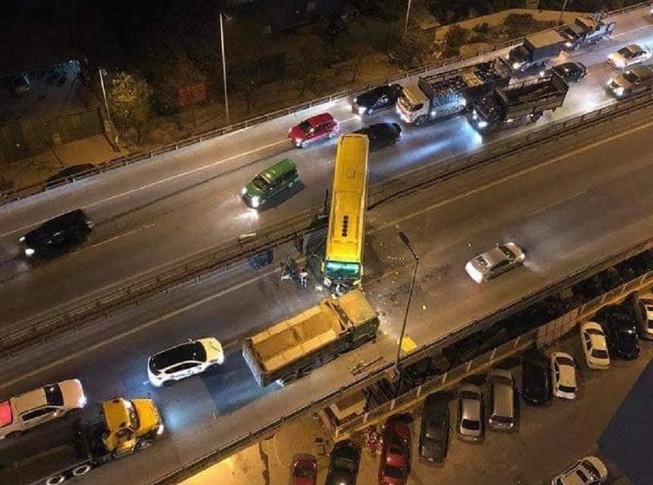 Xe khách mất lái nằm vắt vẻo trên lan can cầu