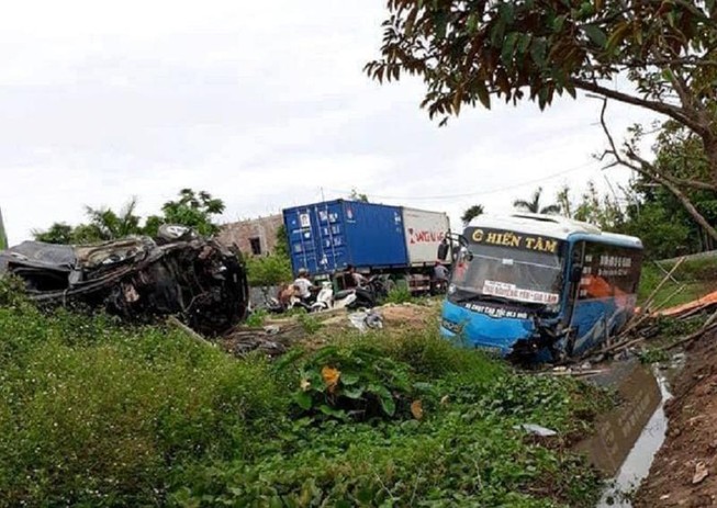 Xe khách tông xe đạp điện và ô tô, 2 người tử vong