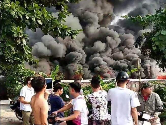 Nhà xưởng bốc cháy khủng khiếp, người dân ùn ùn bỏ chạy