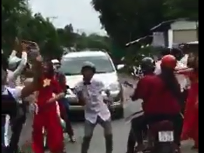 Sau đám cưới, lòng đường thành vũ trường