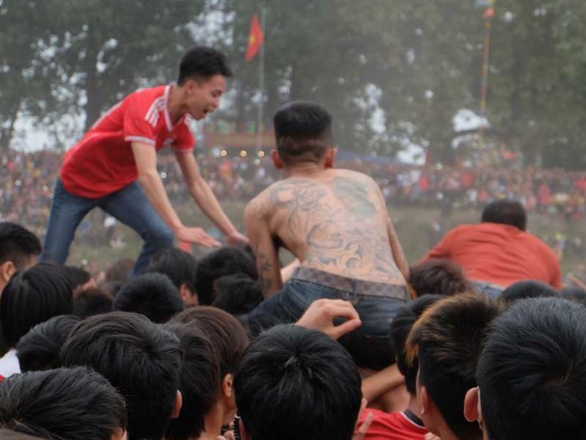 Lễ hội còn tràn lan, tranh cướp phản cảm