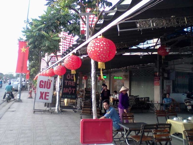 Bức hại cây xanh trước quán nhậu