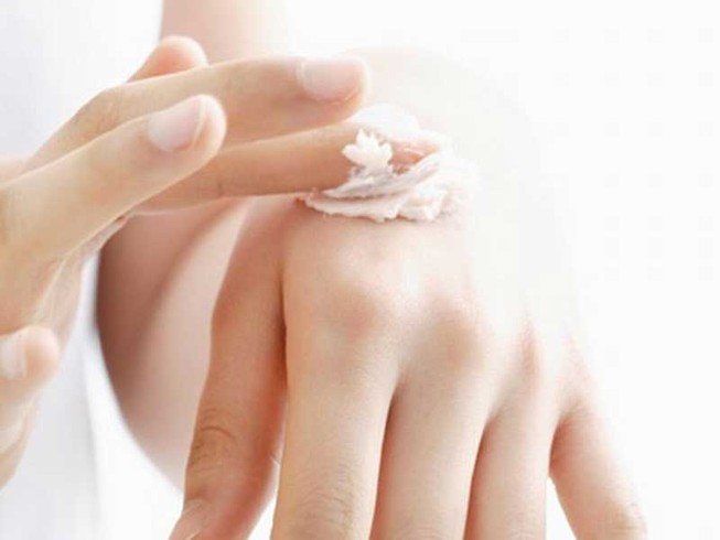Bôi kem dưỡng da tay để tránh… ăn đêm
