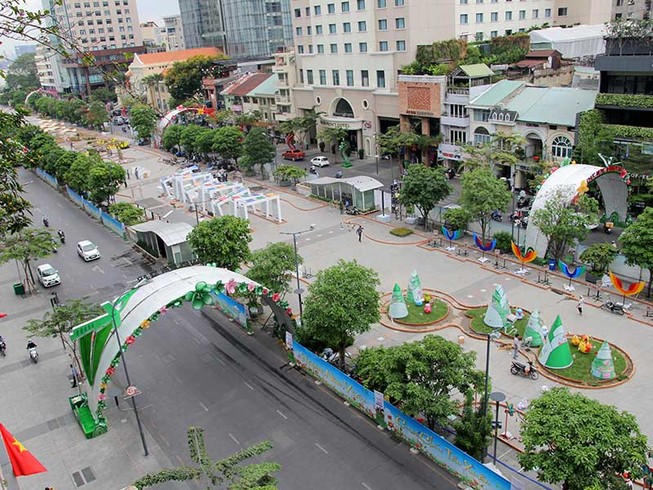 Đường hoa trở lại trên phố đi bộ