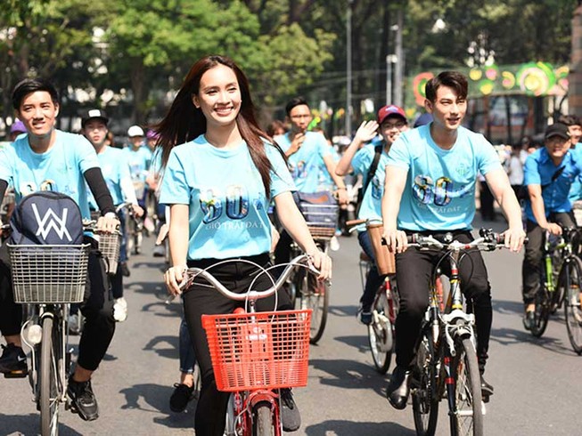 Ca sĩ Isaac, Ái Phương làm gì trong thứ Bảy qua?