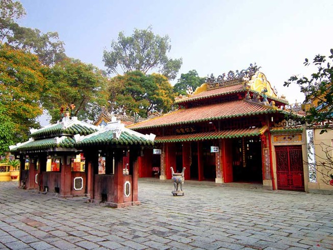 Lăng Ông Bà Chiểu: Chốn tâm linh