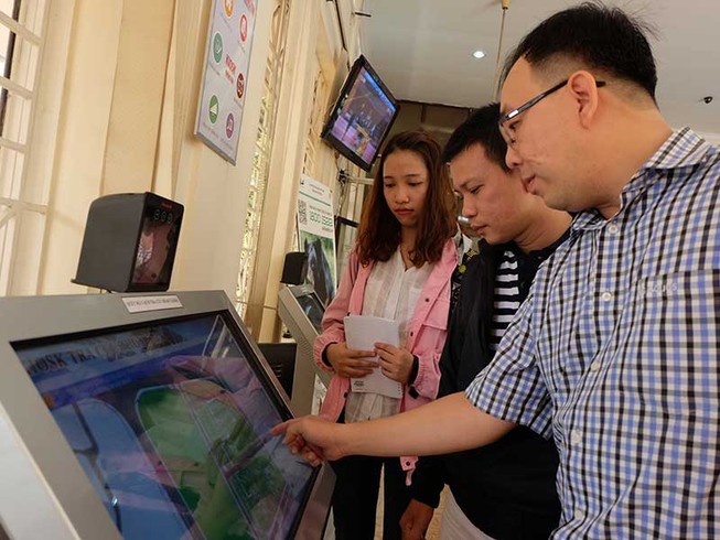 Mở điện thoại giám sát cán bộ