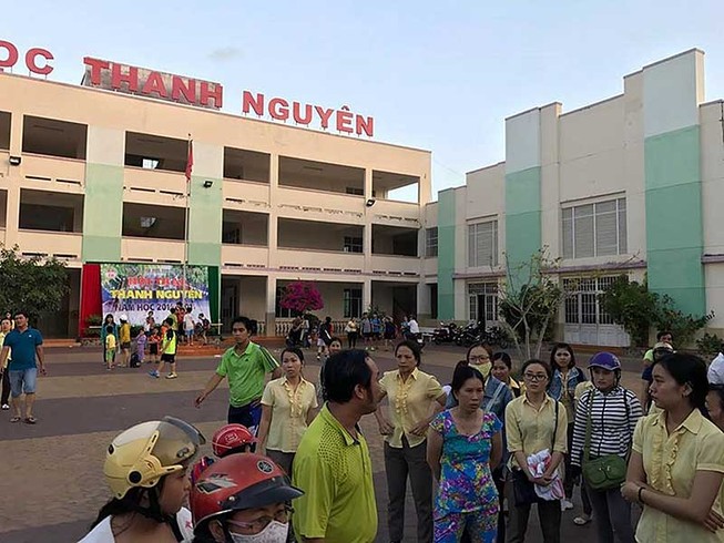 Yêu cầu làm rõ vụ còng tay tại Trường Thanh Nguyên