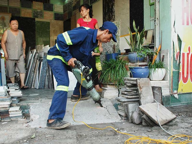 Kẻ khóc, người cười bên cái vỉa hè