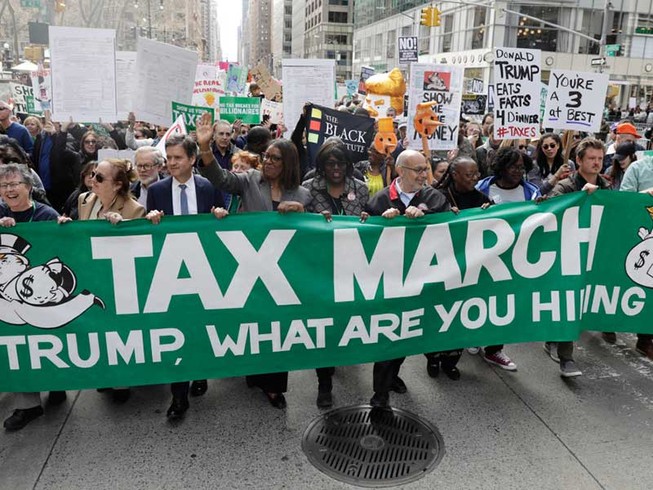 Biểu tình khắp nước Mỹ đòi ông Trump công khai thu nhập