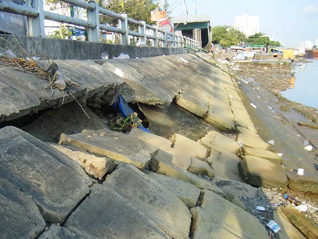 Nguy hiểm khôn lường khi bờ kè bị sụt lún