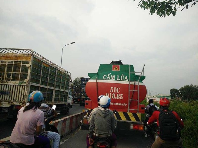 Cố tình đi lấn đường dành cho xe máy