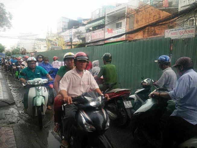 Người dân ngao ngán vì lôcốt chiếm nửa lòng đường