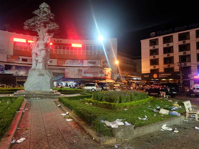 Rác vây chợ Đà Lạt