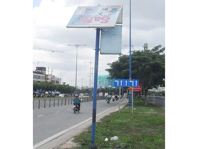 Nguy hiểm bảng quảng cáo chờ đổ