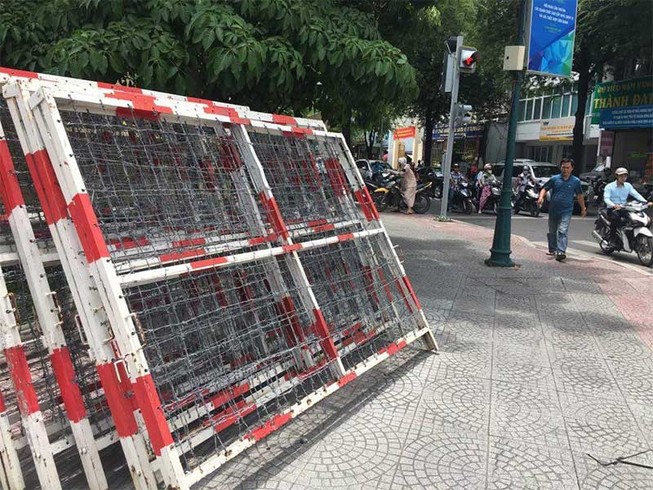 Nhiều khung kẽm gai ngay sát cổng trường tiểu học