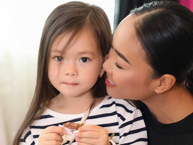 Con gái Đoan Trang bộc lộ năng khiếu thời trang
