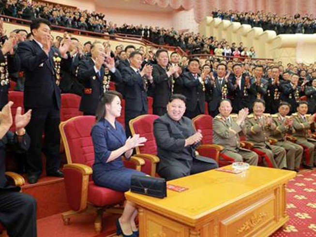 Phu nhân ông Kim Jong-un tái xuất hiện tại đại tiệc