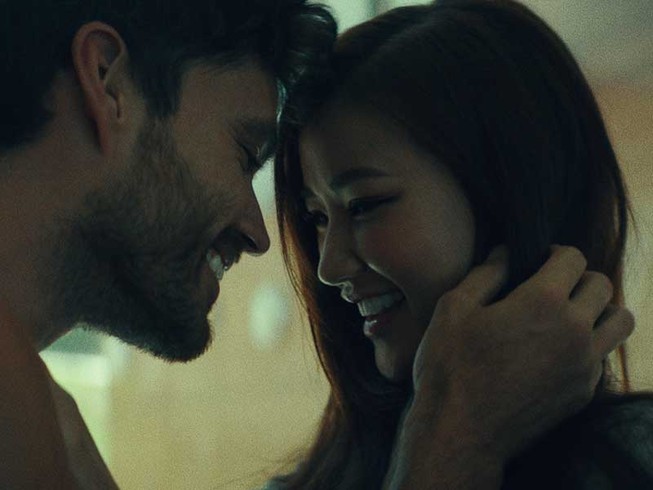 Maya gợi cảm, tình tứ bên ‘bạn trai’ Tây điển trai