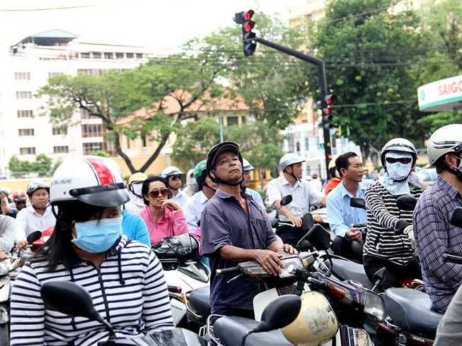 Thực hiện lệch ca, lệch giờ: Giảm ùn tắc nhưng còn ùn ứ