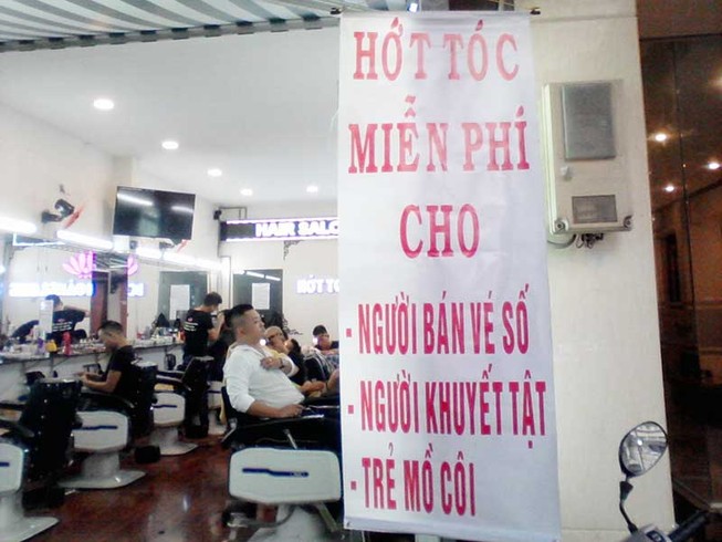 Chủ tiệm salon hớt tóc miễn phí cho người nghèo