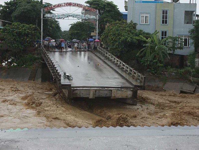 Hơn 40 người chết và mất tích do mưa lũ