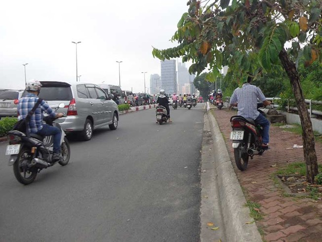 Không kẹt xe cũng thích leo lề