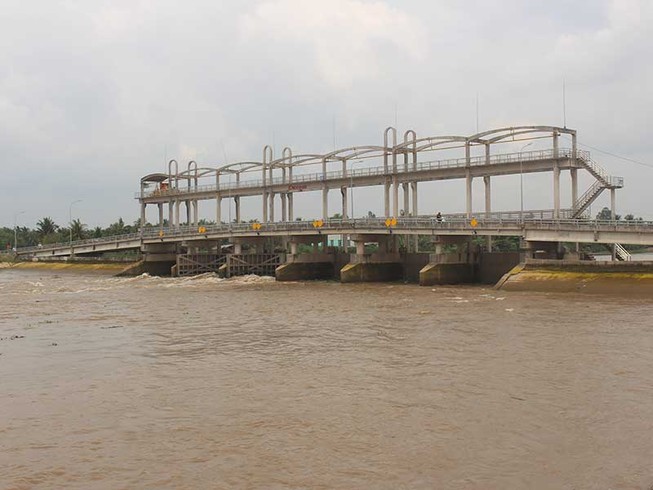 Cống ngăn mặn 150 tỉ mới xây đã hỏng