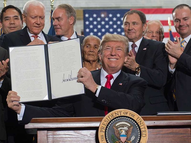 Ông Trump liên tiếp ‘ghi điểm’ cuối năm