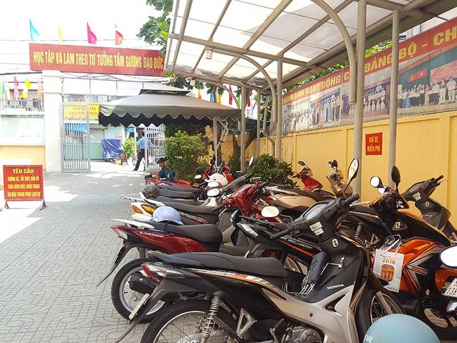 Ủy ban thu phí giữ xe theo kiểu ‘tùy tâm’