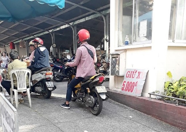 Quận 1 lý giải việc thu phí giữ xe ở sân UBND