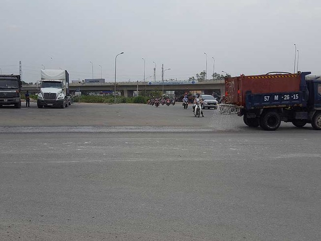 Hàng loạt xe container dừng đỗ ở vòng xoay Phú Hữu