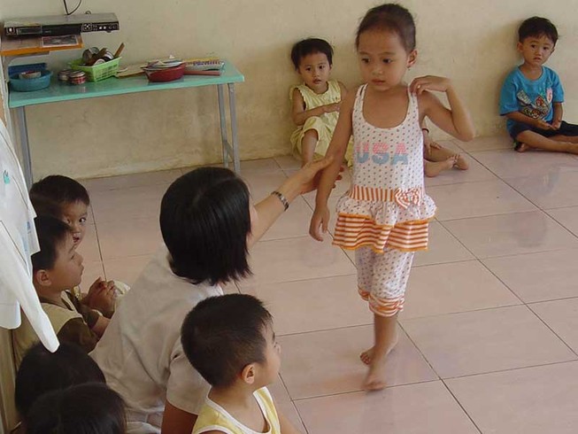 Giáo viên mầm non trước camera trong lớp học